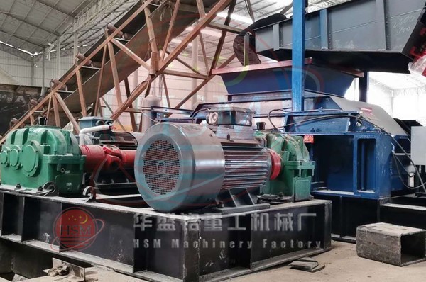 大型液壓對輥制砂機西華安裝現場 